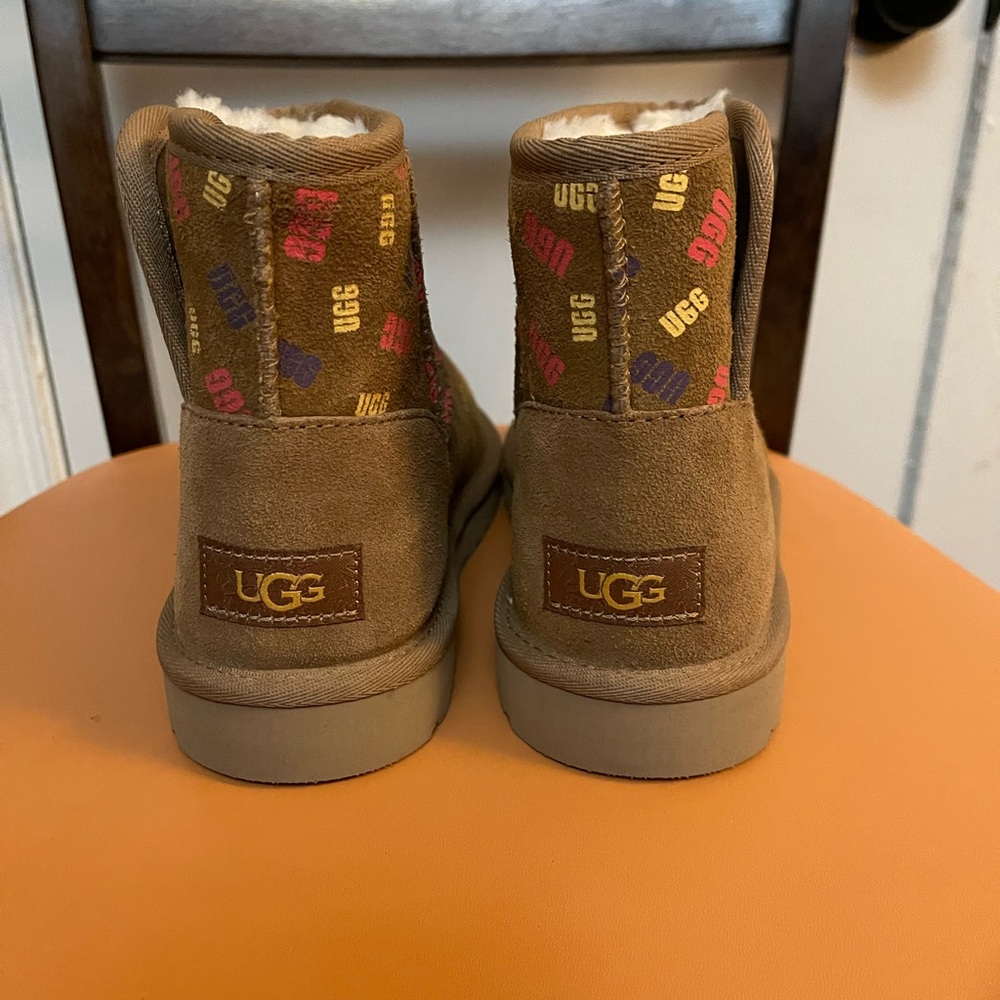 UGG Tan/Brown Chestnut Jona Confetti Logo Print Mini Boots Big Girl(4)